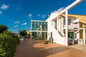 Entrada dels apartaments a Santandria, Ciutadella de Menorca